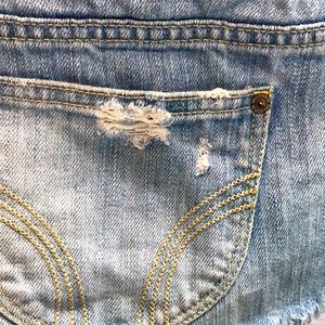 Adorable Hollister cut off denim shorts 😍